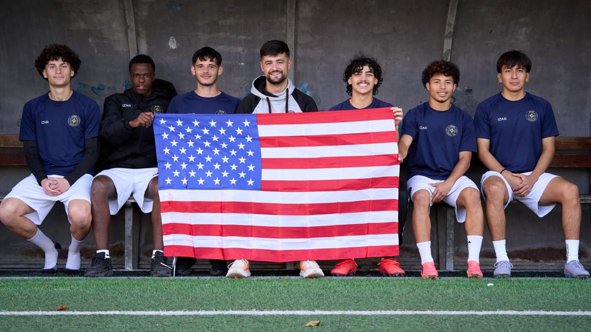 El joven futbolista recorre medio mundo en búsqueda de equipos
