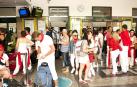 Llegada de turistas el sábado de Sanfermines 2011 a la estación de Renfe de Pamplona.