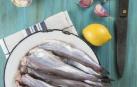 El pescado azul, sobre todo, los frutos secos y las leches enriquecidas nos ayudan a llegar a las dosis necesarias de Omega 3. 