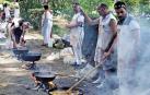Burlada ha disfrutado en su tercer día de fiestas de su anual caldereta con grupos de todas las edades en el Parque de la Nogalera