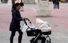 Una madre pasea a su bebé.