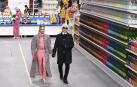 El modisto Karl Lagerfeld con la modelo brit&aacute;nica Cara Delevingne