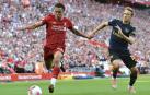 Nacho Monreal trata de frenar el avance del jugador del Liverpool Alexander-Arnold.