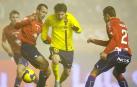 Leo Messi trata de abrirse paso entre Puñal y Vadocz en el Osasuna-Barcelona de hace 10 años. Fue su primer partido en El Sadar.