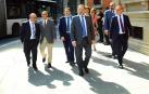 El ministro Ábalos, caminando el pasado 6 de agosto hacia el Parlamento foral para la toma de posesión de María Chivite como presidenta del Gobierno de Navarra. Detrás de él, el segundo empezando por la derecha, Koldo García.