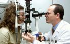 Un oftalmólogo examinando a una paciente la presión intraocular para prevenir el glaucoma