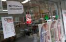 Cartel en el escaparate de una farmacia en Madrid.