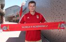 El portero navarro Sergey Hernández, ya en Lisboa, muestra la bufanda del Benfica, equipo en el que militará la próxima temporada.