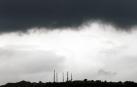 Nubes negras cubren el monte de San Cristóbal en una jornada nubosa.