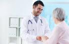 Imagen de un médico hablando con una paciente en un centro de salud