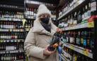 Una mujer compra bebidas alcohólicas en una tienda de Moscú