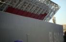 Las obras de El Sacar avanzan con la colocación de las chapas rojas en la fachada exterior del Estado.