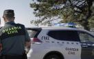Un guardia civil junto a su vehículo, en una detención anterior