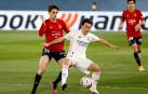 El defensa del Real Madrid, Álvaro Odriozola, intenta controlar el balón ante el centrocampista de Osasuna, Javi Martínez.