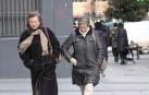 Ni siquiera el sol ha servido para suavizar las gélidas temperaturas de Pamplona. A las 12.00 horas de este miércoles, varios termómetros del centro de la ciudad marcaban -4 grados. Los pamploneses que se han atrevido a salir a la calle han tirado de bufandas, gorros, pañuelos, guantes y todo lo necesario para poder soportar el frío.