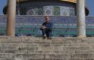Mikel Ayestarán posa con la Cúpula de la Roca de Jerusalén detrás