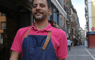 Nacho Pascual, encargado de la cafetería Elizalde, sostiene la mejor tortilla de Navarra