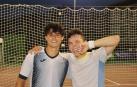 Antonio Prat, izda., e Iñaki Montes expresan su alegría tras vencer en la final de Bakio