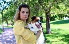 Elizabeth Tardío Ochoa sostiene en brazos a Simón, en el parque Yamaguchi de Pamplona