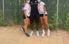 Las navarras Iratxe Sarasola y Martina Wiafe, rodeando a su entrenador, François Beoringyan