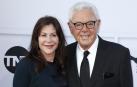 Fotografía de archivo de Richard Donner junto a su esposa, tomada en 2017