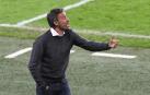 Luis Enrique dando instrucciones a sus jugadores durante un momento del partido ante Italia.
