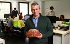 Ignacio Salazar Blanco, CEO y director general de Geoalcali, en las oficinas de Pamplona sujetando un trozo de potasa