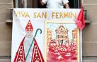 Ismael Liras, de 91 años, preside la calle con su cartel