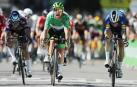 Mark Cavendish (verde) del Deceuninck Quick-Step cruzando la meta de la 13 fase del Tour