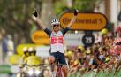 El neerlandés Bauke Mollema celebra su victoria en la 14 fase del Tour