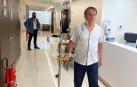 Imagen subida a las redes sociales por el presidente brasileño, Jair Bolsonaro, caminando por el hospital