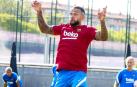 Memphis Depay controla el balón durante su primer entrenamiento con el FC Barcelona