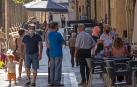 Vecinos pasean y disfrutan de una jornada de verano en el centro de Viana, donde se desarrolla principalmente la actividad comercial.