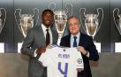 David Alaba, con la camiseta con el número 4 que lucirá en el conjunto blanco, y el presidente Florentino Pérez