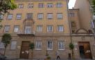 Un hombre pasa caminando junto al centro de salud de Estella