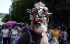 Decenas de negacionistas han participado en una manifestación sin mascarilla en San Sebastián