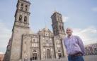 Ricardo Oroz, ante la catedral de Puebla, que alberga un secreto que vincula a la localidad mexicana directamente con Fitero
