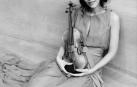 Ana María Valderrama, posando con un violín XX