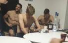 Jugadores eslovenos con alcohol en la mesa durante la fiesta.