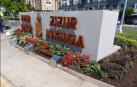 El nuevo cartel y fuente en la entrada de la urbanización