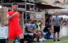 Javi Galán controla un balón con la camiseta del Huesca en el amistoso contra Osasuna disputado en Ribaforada