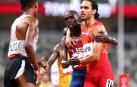 El español Mohamed Katir se abraza al norteamericano Paul Chelimo tras la carrera