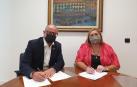 El consejero Carlos Gimeno, y la directora de Fundación Secretariado Gitano, Inés García, en la firma del convenio