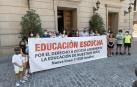 Familias que piden una línea más en Jesuitas, en una concentración ante el Ayuntamiento