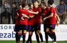 Los jugadores del C.A. Osasuna celebran uno de los goles anotados por Budimir durante el choque de pretemporada en Irún contra la Real Sociedad
