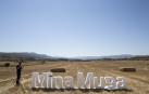 Corpóreo con el nombre de la mina en los terrenos donde se instalará el complejo