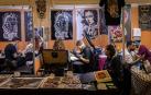 Repartidos en cubículos, varios tatuadores invitados trabajan en Baluarte en la feria del año 2019