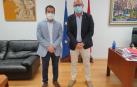 El presidente de la Federación Navarra de Municipios y Concejos de Navarra, Juan Carlos Castillo (izda.), junto al consejero de Educación, Carlos Gimeno