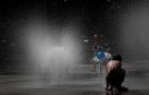Varios niños se refrescan en una fuente pública de la Plaza Yamaguchi de Pamplona