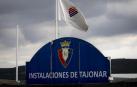 La bandera del Centenario ondea en una de las entradas de las instalaciones